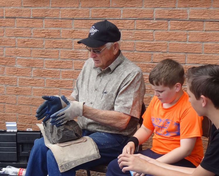 Flintknapper Vyrl Keeter teaches young flintknappers