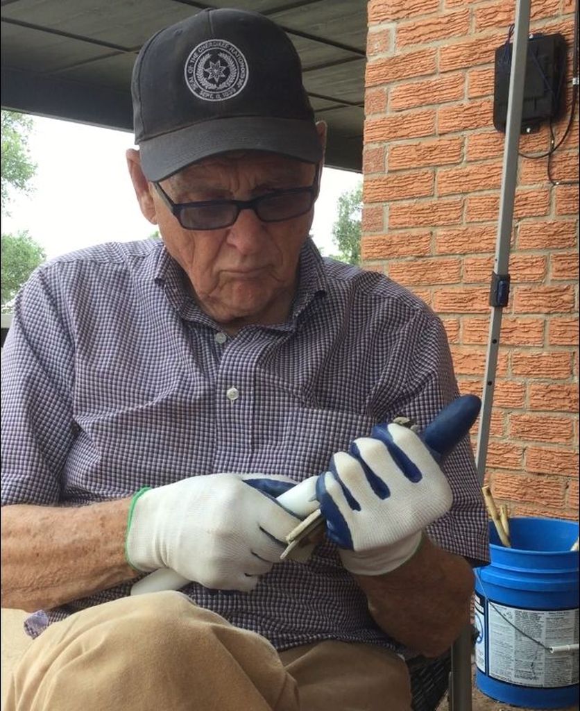 Flintknapper Vyrl Keeter, working on an obsidian arrowpoint.